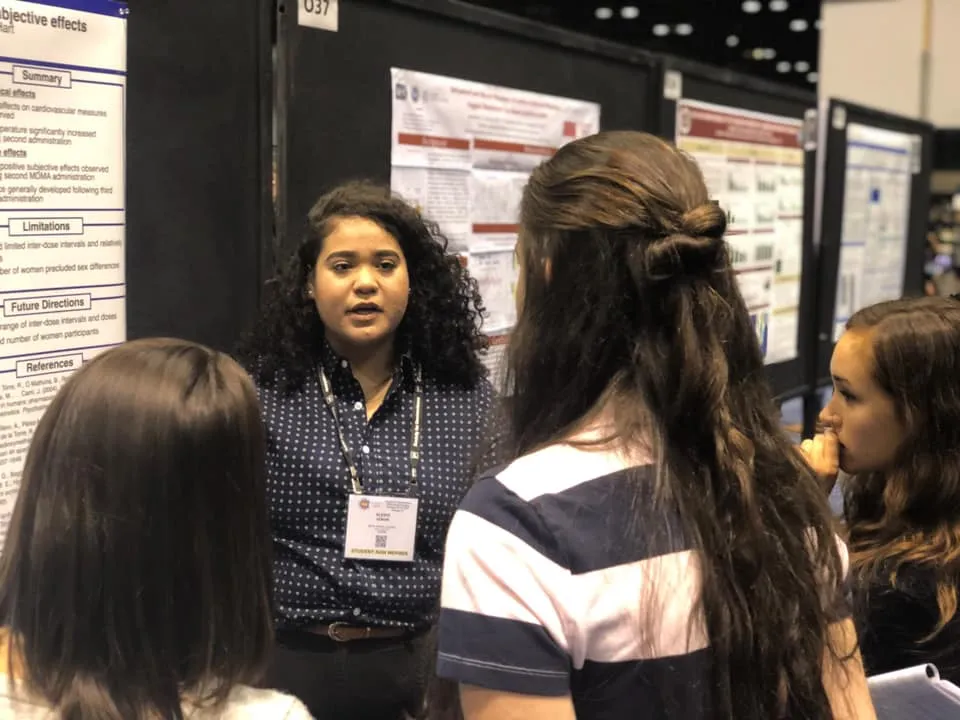 Lab intern Alexis Giron presenting her poster at Neuroscience 2019