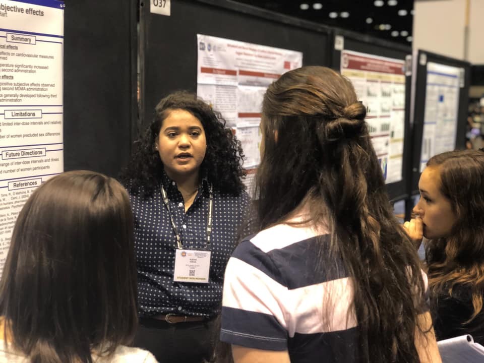 Lab intern Alexis Giron presenting her poster at Neuroscience 2019